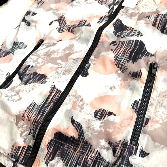 NWT $128 NYDJ Printed Sports Camo Lightweight Windbreaker Size M - Picture 7 of 10